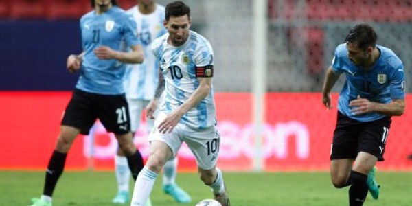 开云体育-小胜乌拉圭，阿根廷回归“传统”：防守+梅西=冠军？