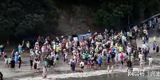 开云在线-大规模抗议爆发, 针对华人! 本地人在海边用中文横幅抵制!