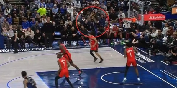 底角大空位要球但哈迪没传 拉塞尔自己投了个“空气”😂